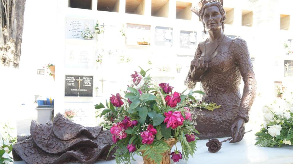 Estatua de Rocío Jurado en el cementerio de Chipiona.