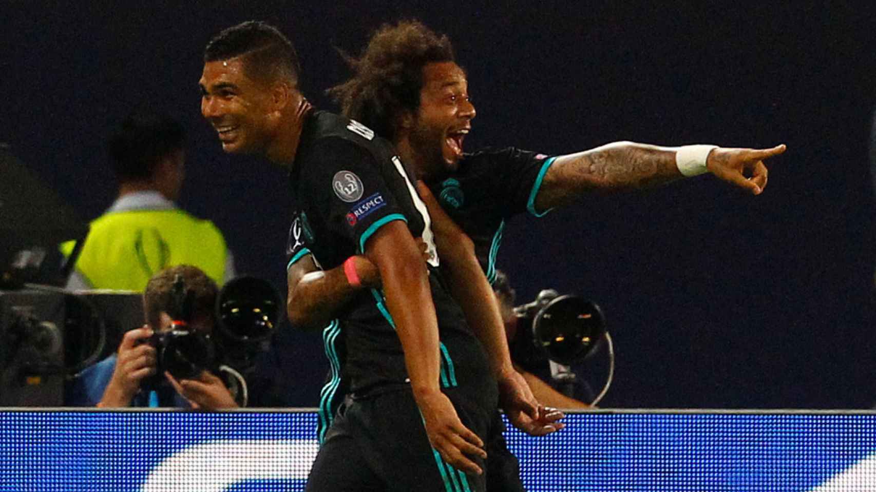 Casemiro y Marcelo celebran un gol con el Madrid.