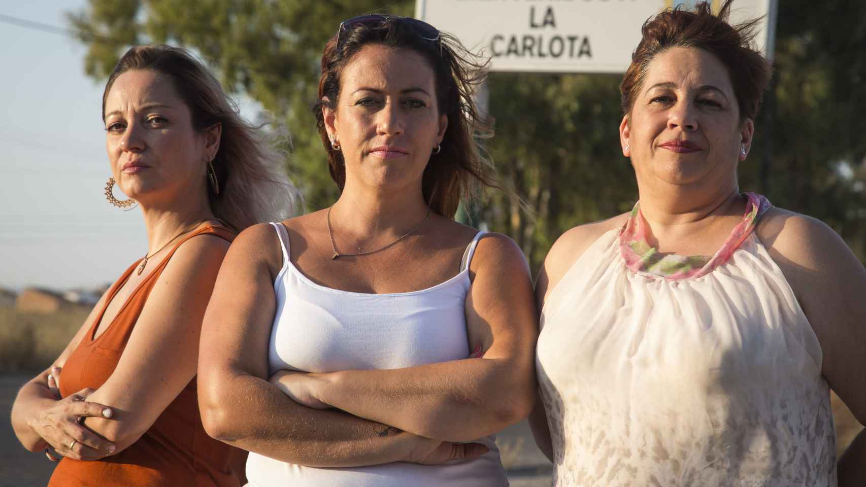 De izquierda a derecha, Gema, Susana y Mariluz, tres de las perjudicadas por Essure de La Carlota (Córdoba), un municipio con 13.000 habitantes y 17 afectadas censadas.