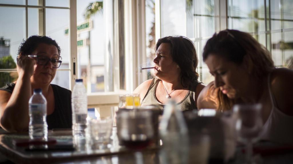 Charo Durán en una cafetería junto al resto de personas afectadas por Essure.