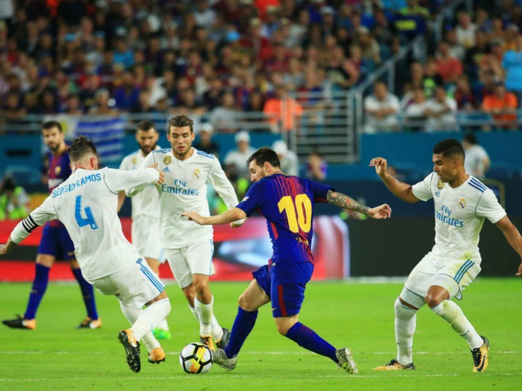 Messi trata de irse de Sergio Ramos en el último Clásico.