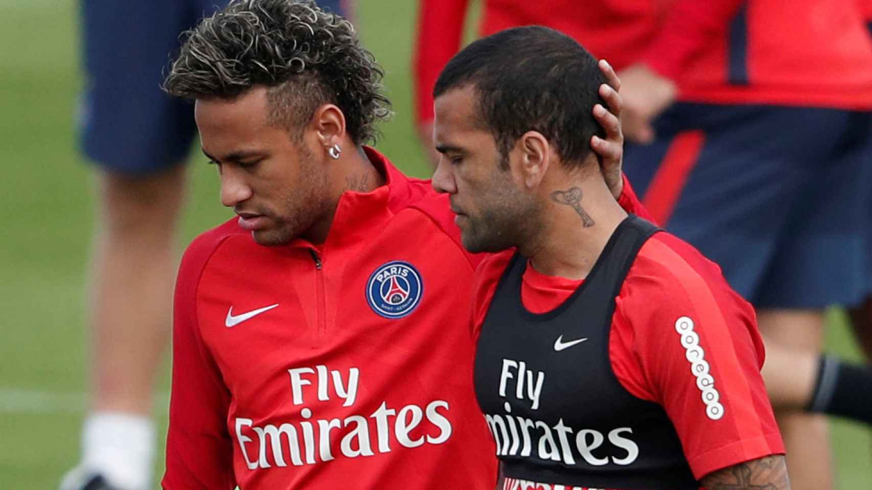Neymar junto a Dani Alves en un entrenamiento con el PSG.