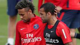 Neymar junto a Dani Alves en un entrenamiento con el PSG.