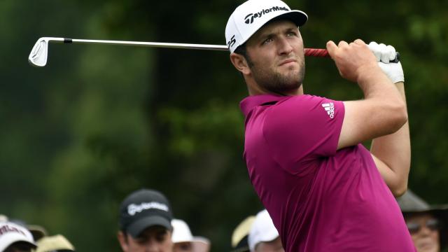 Jon Rahm observa el vuelo de la bola tras golpearla