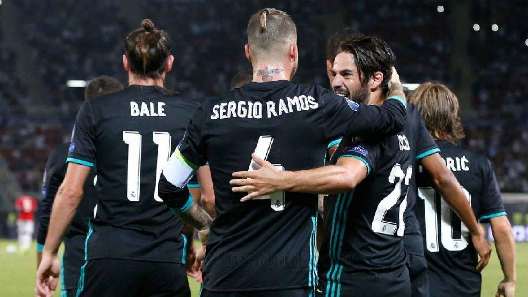 Sergio Ramos felicitando a Isco por su gol