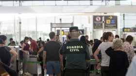 Guardias civiles en el aeropuerto de El Prat este viernes.