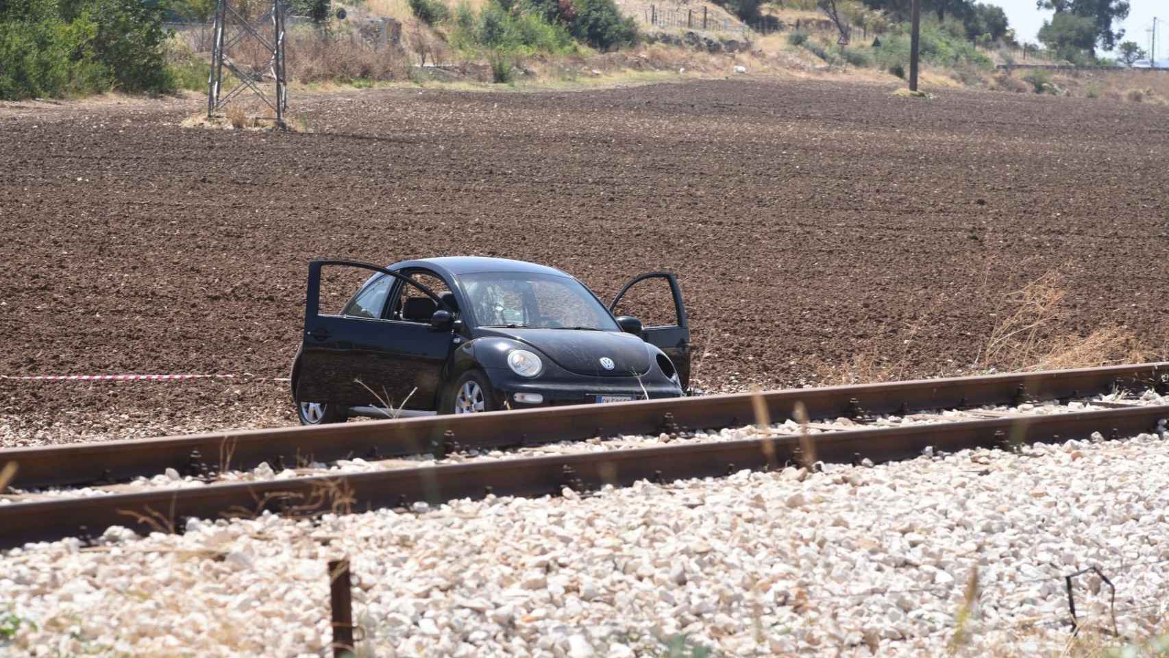 Un coche permanece en la escena de un tiroteo en Foggia (Italia).