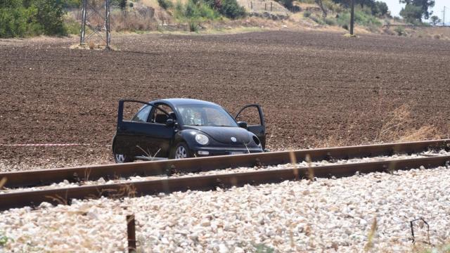 Un coche permanece en la escena de un tiroteo en Foggia (Italia).