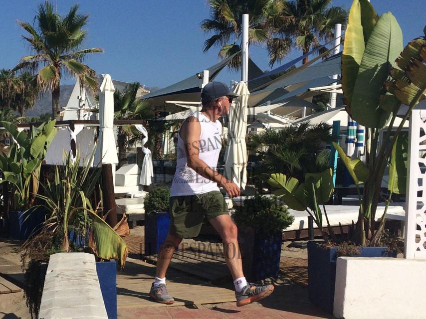 Francisco Granados, volviendo a su casa de Marbella tras hacer deporte en la playa.