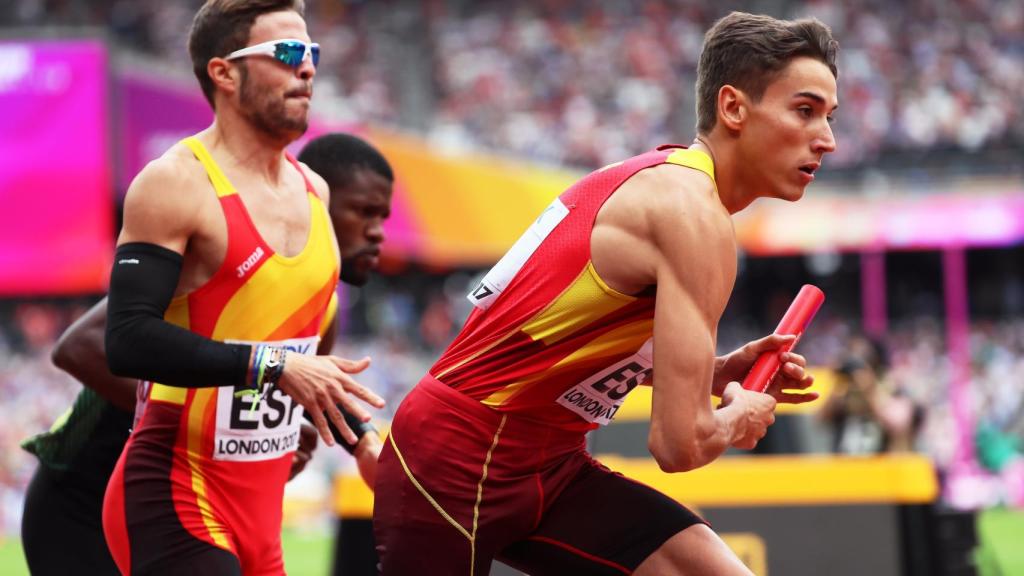 Husillos le entrega el testigo a Búa en las series del 4x400m.