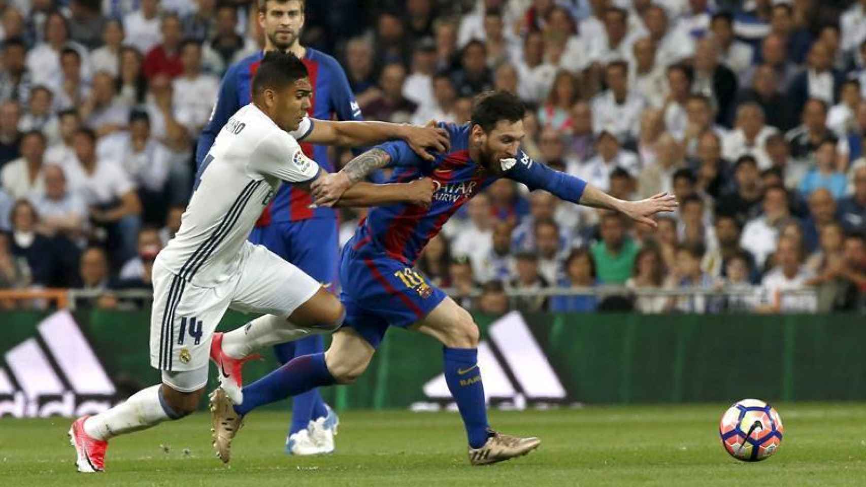 Casemiro, ante Messi, en el último Clásico: 2-3 en el Bernabéu.