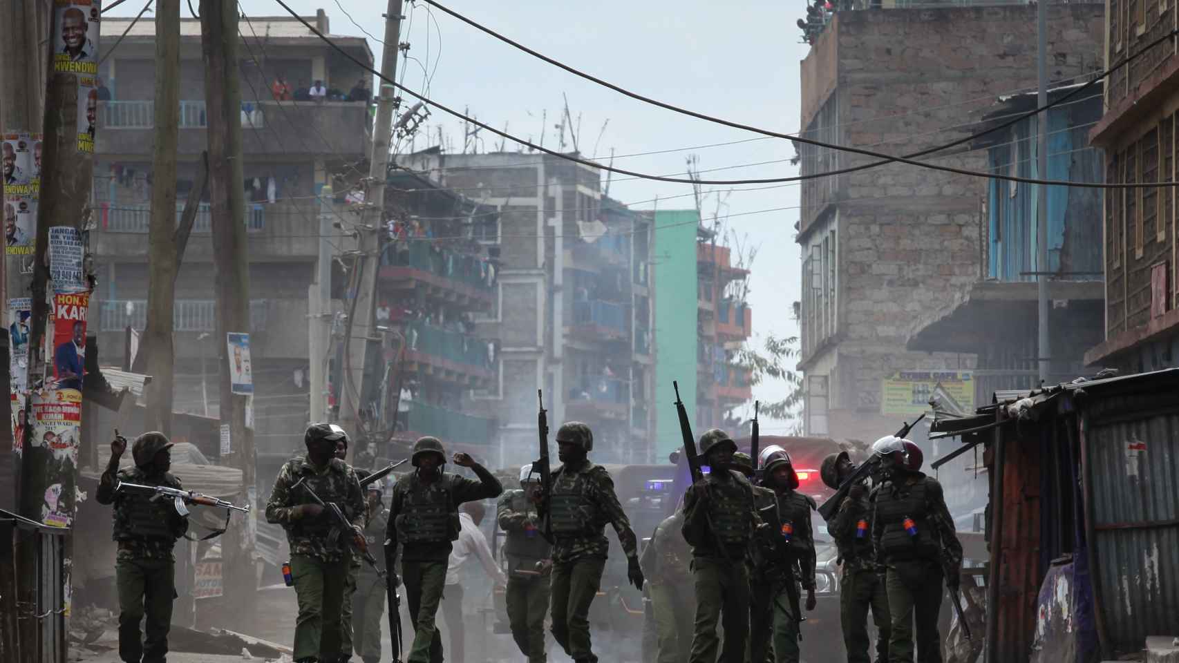 Varios militares patrullan los suburbios de Nairobi.