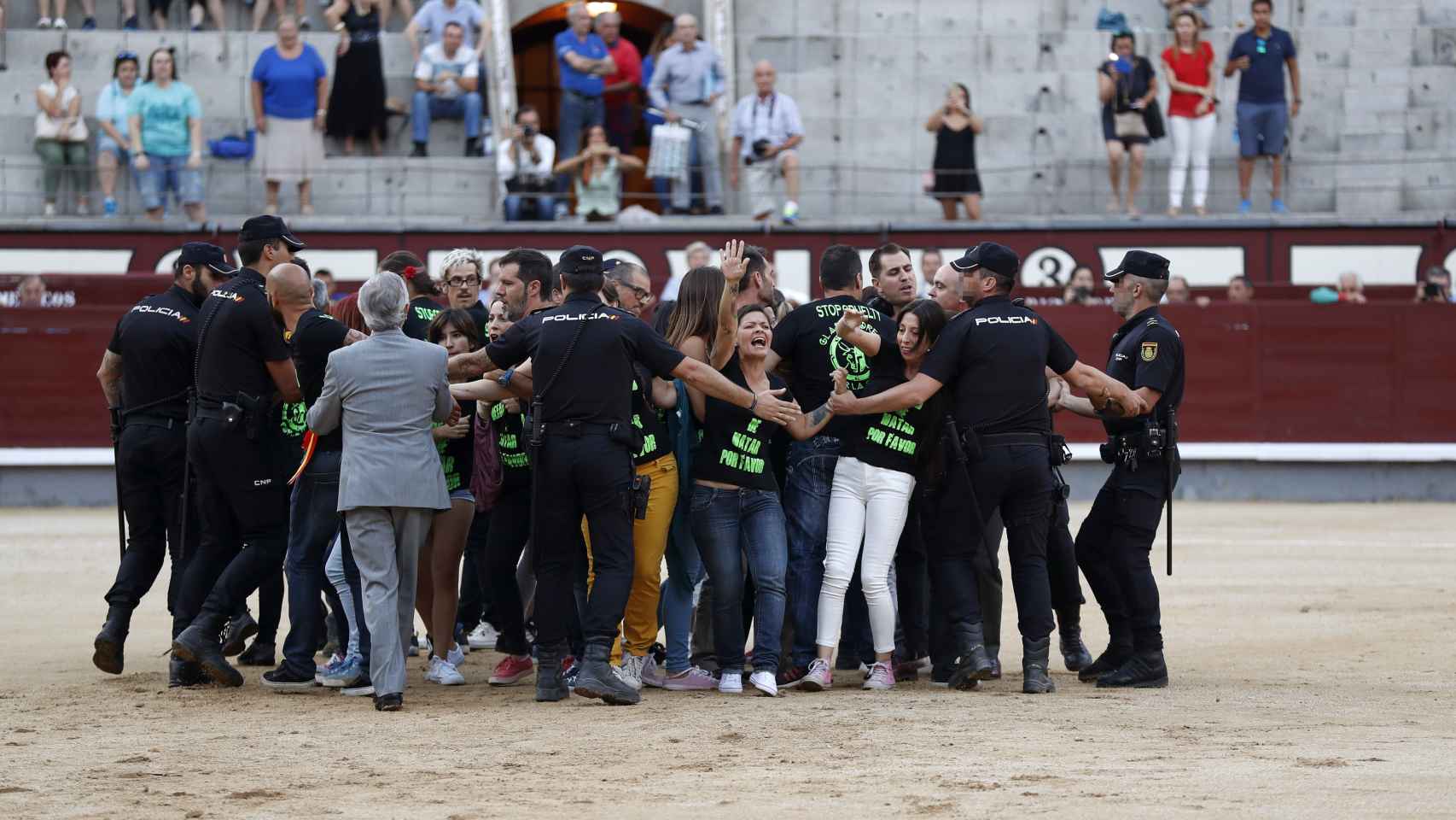 La Policía desaloja a los antitaurinos de Las Ventas