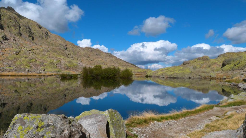 Reflejos_en_la_Laguna_Grande_de_Gredos