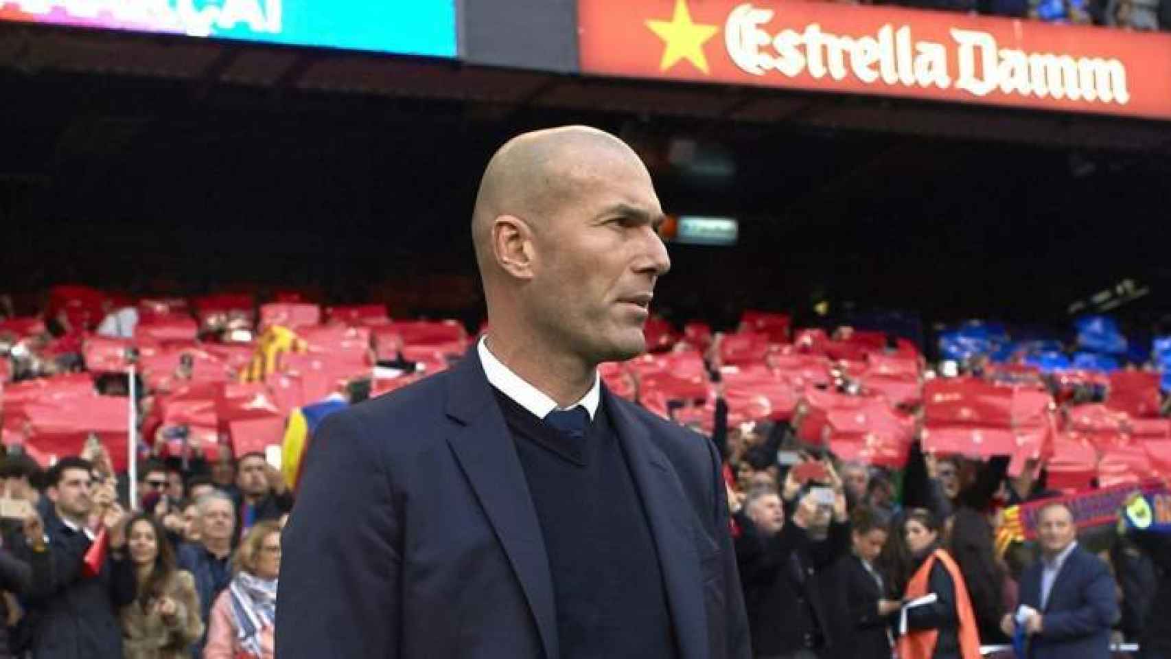 Zidane, en el Camp Nou, durante un Barcelona - Real Madrid.