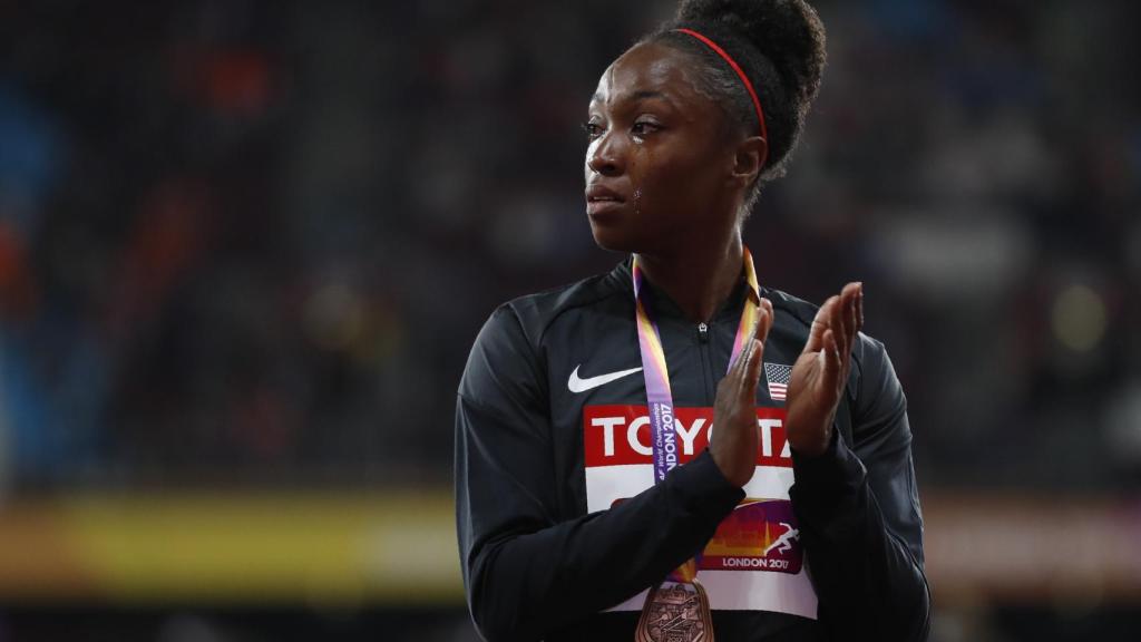 Tianna Bartoletta en el podio mundial de salto de longitud.