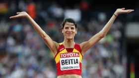 Ruth Beitia saluda al público tras cometer el tercer nulo sobre 1.92m.