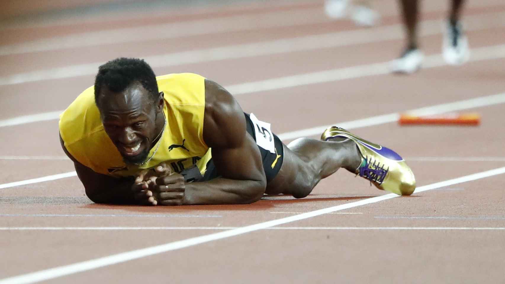 Bolt, en el suelo tras lesionarse.