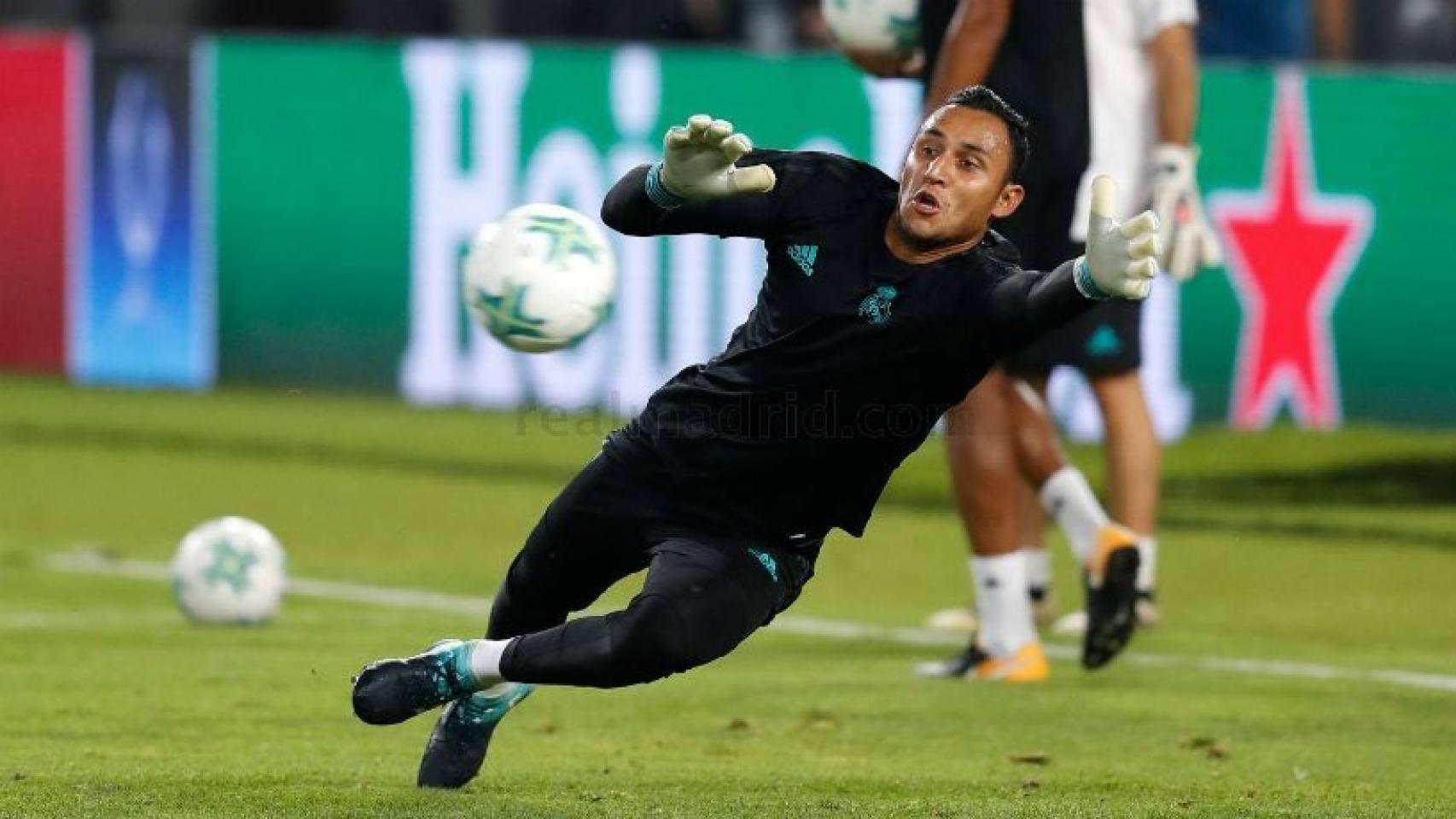 Estirada de Keylor Navas en el entrenamiento