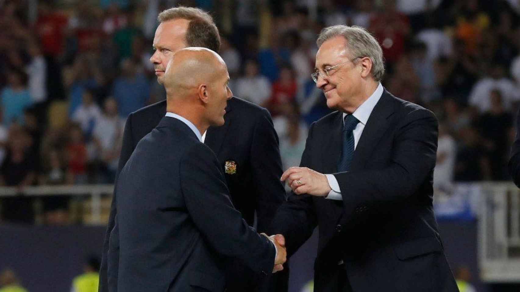El saludo de Florentino y Zidane tras ganar la Supercopa de Europa