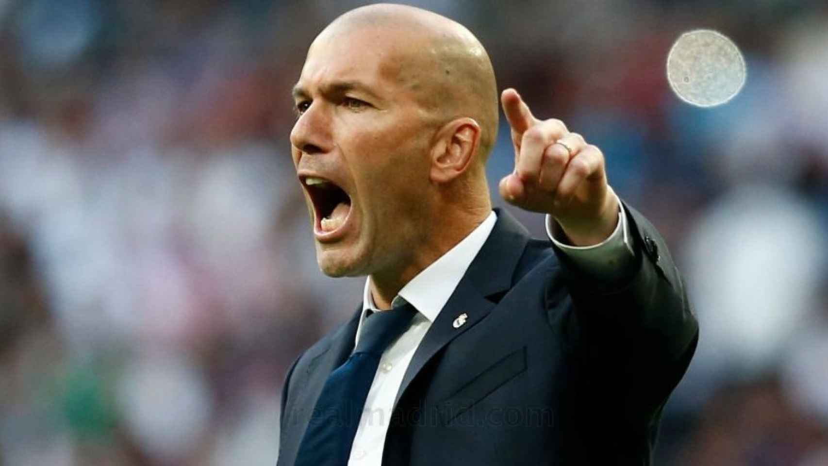 Zidane da ordenes desde el banquillo. Foto: Pedro Rodríguez / El Bernabéu