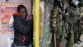 Una mujer se esconde de los policías en Kenia.