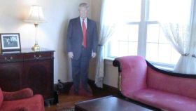 El salón de la casa donde se crió Trump, con una imagen en cartón del presidente.