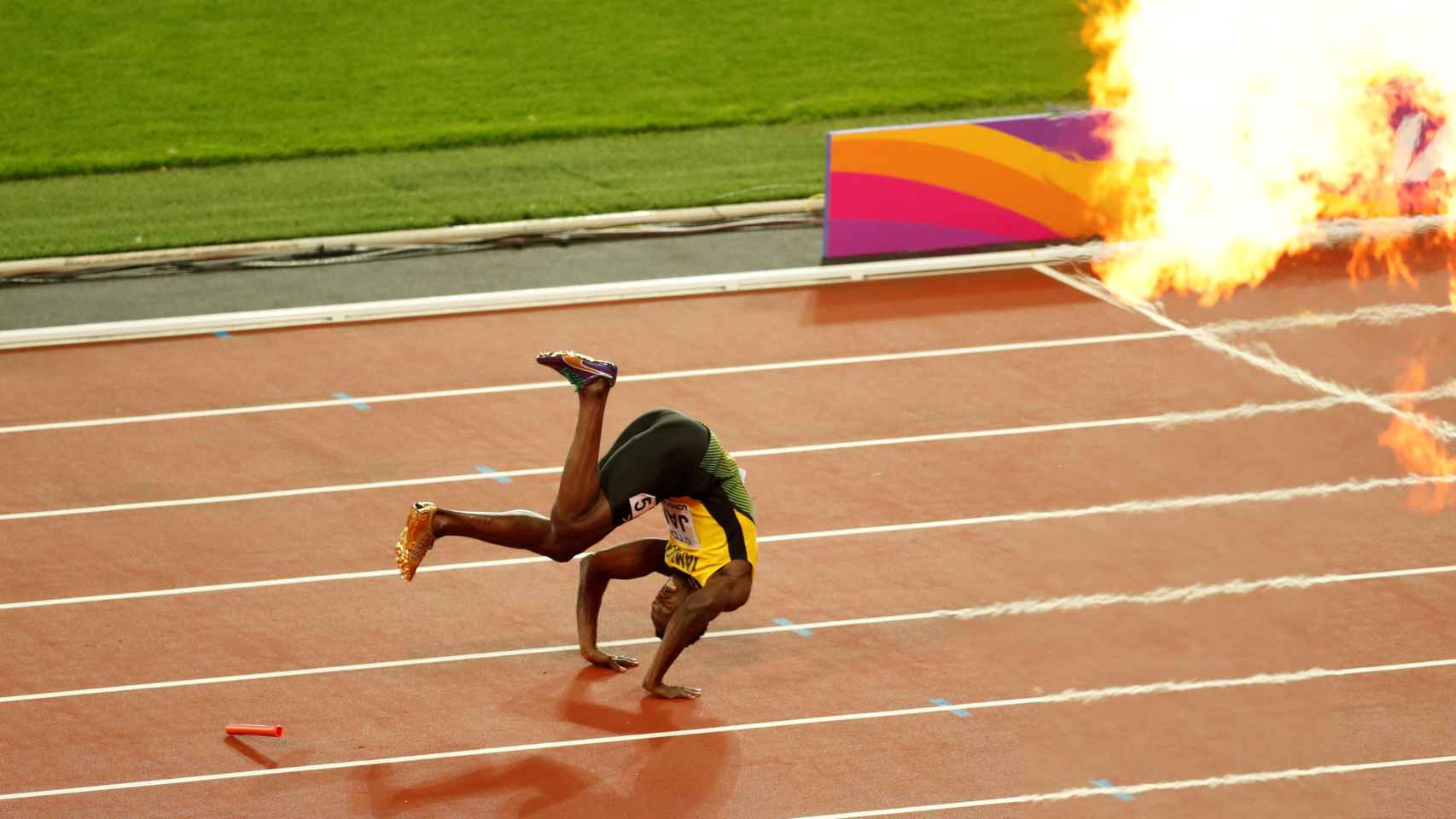 Bolt se tiró al suelo dando una voltereta tras lesionarse.