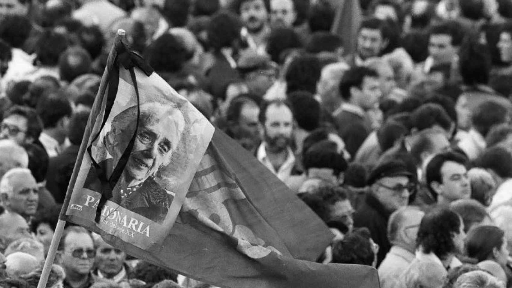 Una de las fotografías de Raúl Cancio, publicada en El País, ahora en Españoles, Franco ha muerto.