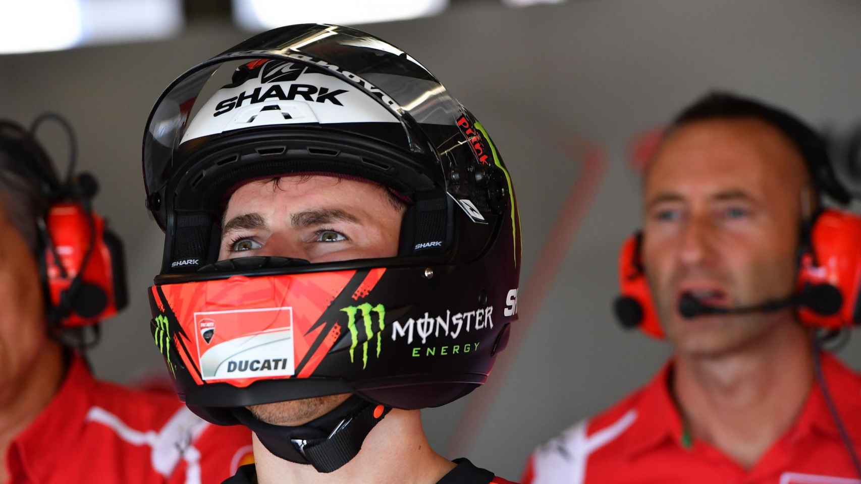 Jorge Lorenzo observa la situación en pista desde el box de Ducati.