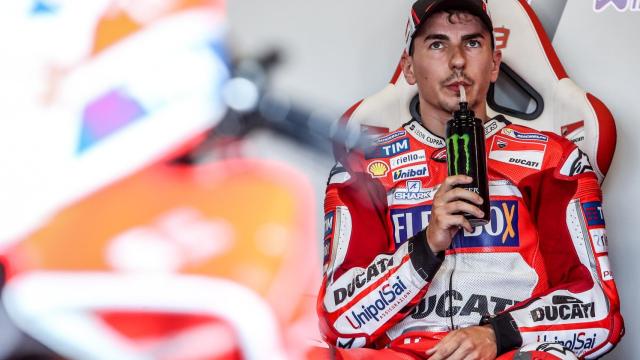 Jorge Lorenzo se toma un respiro y bebe en su box, durante el GP de Austria.