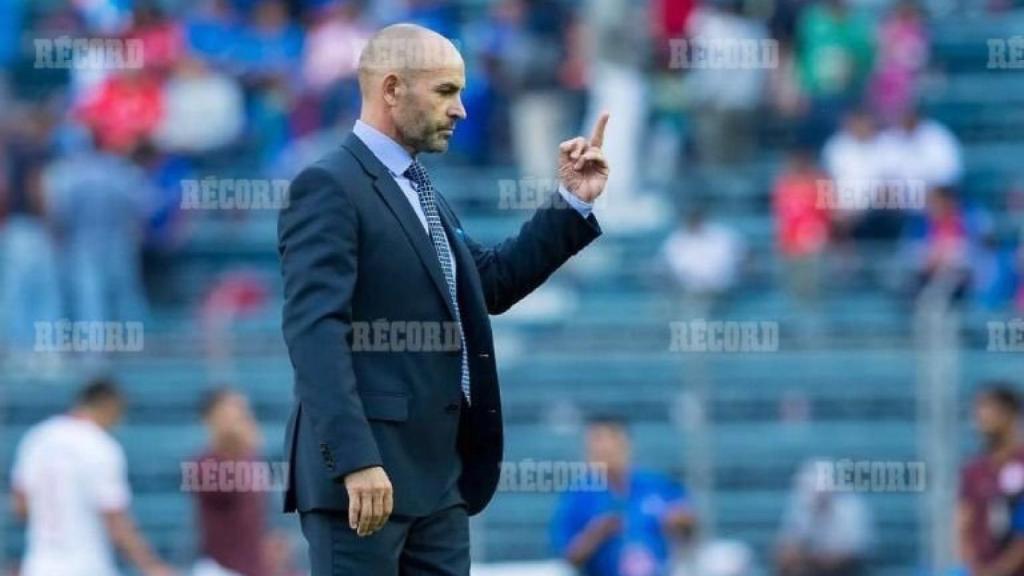 Paco Jémez en el momento de hacer la peineta a la afición del Cruz Azul.