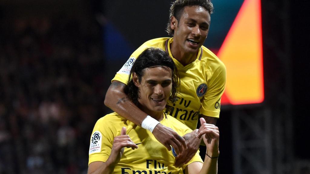 Neymar celebra con Cavani el gol del uruguayo ante el Guingamp.