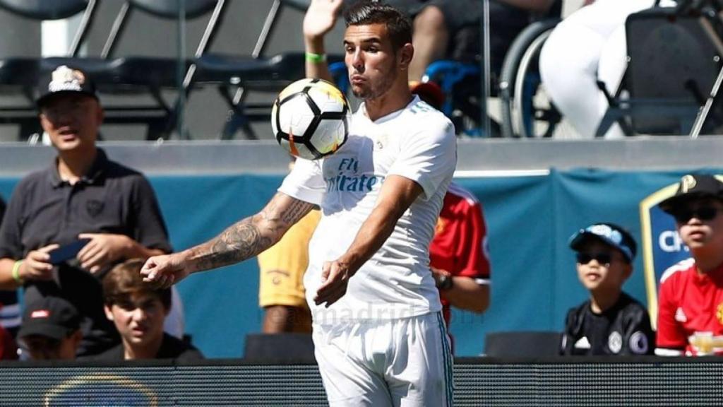 Theo Hernández controla un balón con el pecho