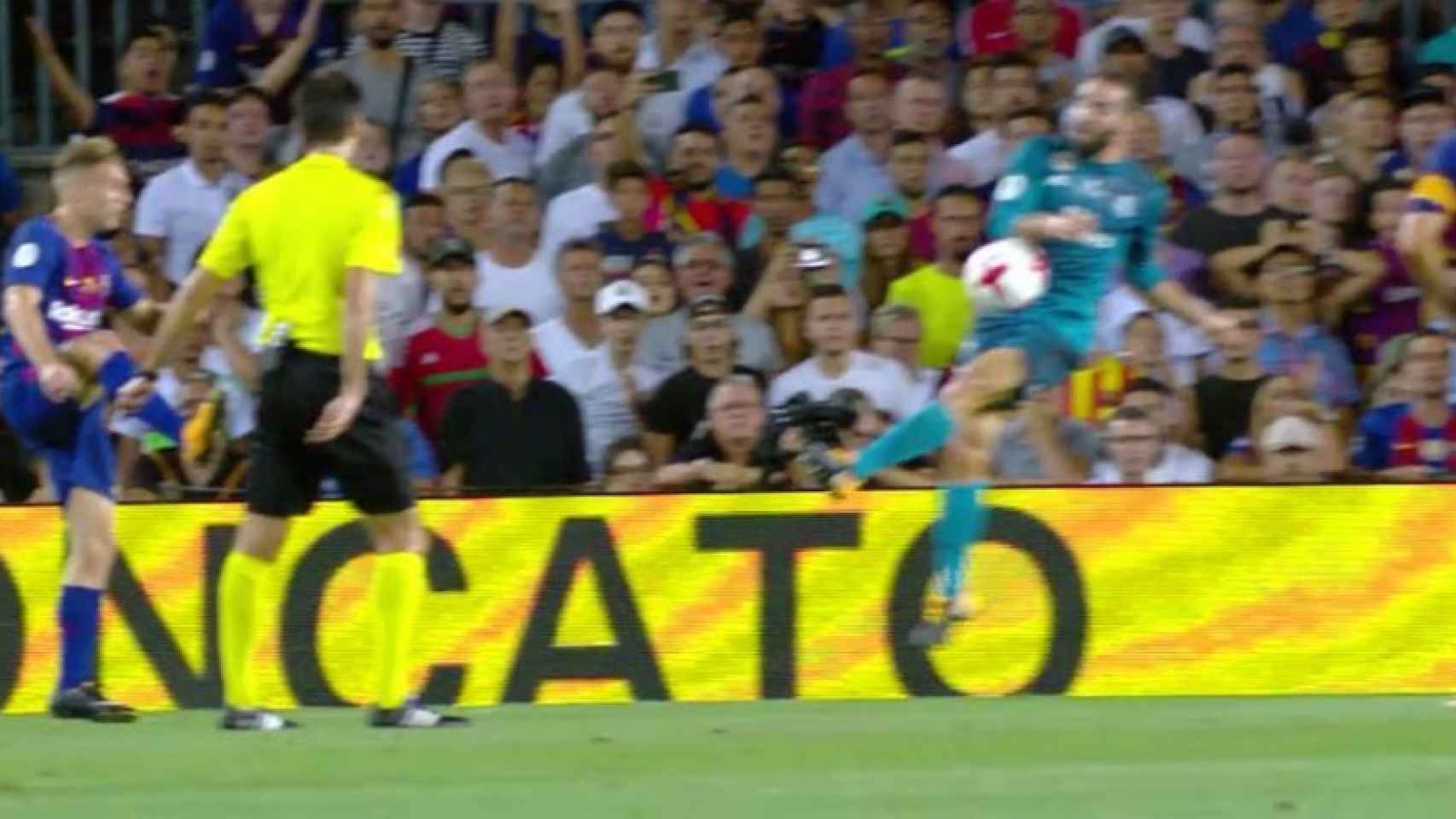 Un balón golpea en Carvajal y Deulofeu pide mano. Foto: Twitter (@elchiringuitotv)