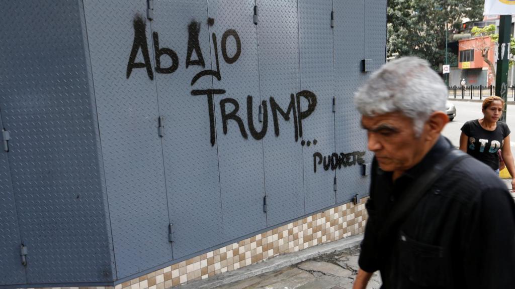 Una pintada en Caracas rechaza las criticas de Trump.