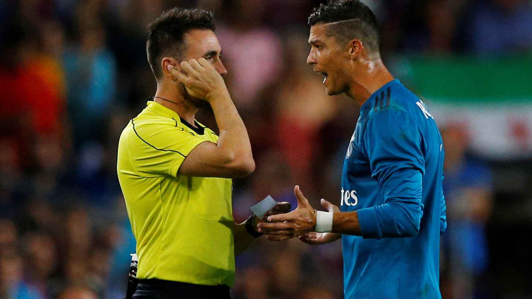 Cristiano protesta al árbitro su expulsión en el Camp Nou.