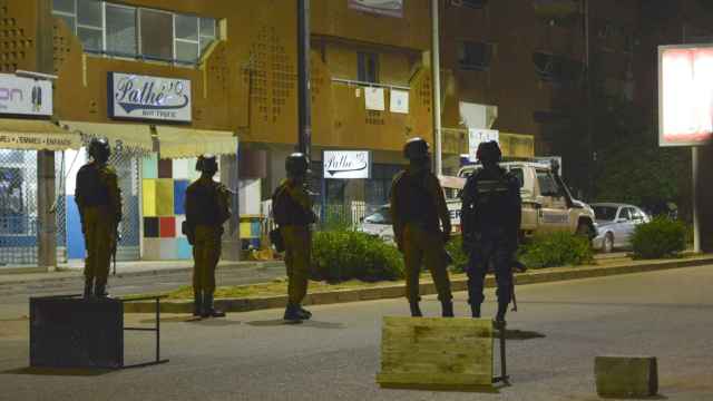 Miembros de las Fuerzas de Seguridad patrullan los alrededores del restaurante  tras un supuesto ataque terrorista en Uagadugú .