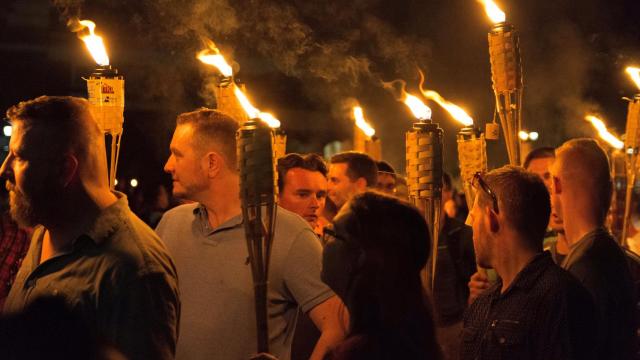 Los supremacistas blancos durante la manifestación en Charlottesville contra la retirada de la estatua del general Lee.