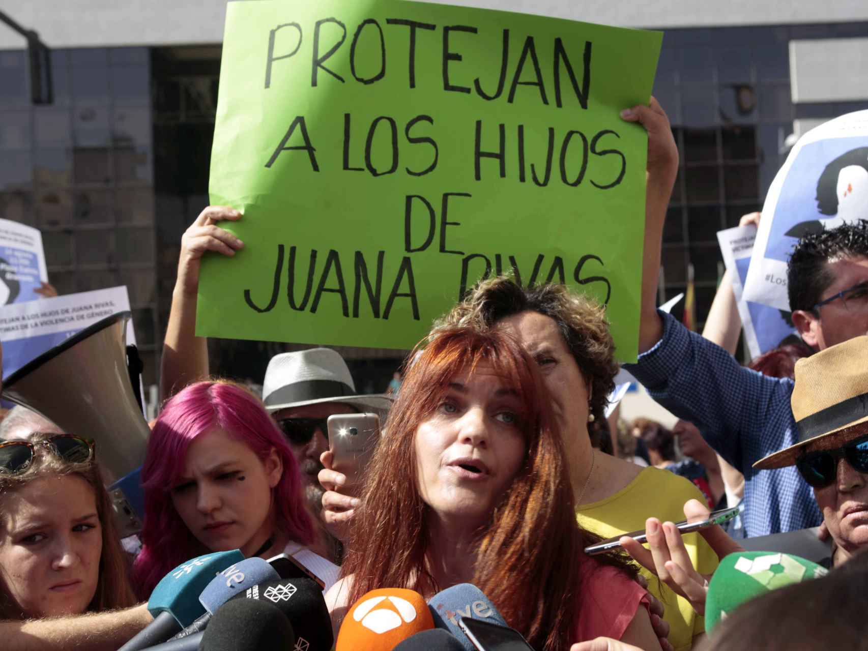 Una multitud congregada en Granada en apoyo de Juana Rivas.