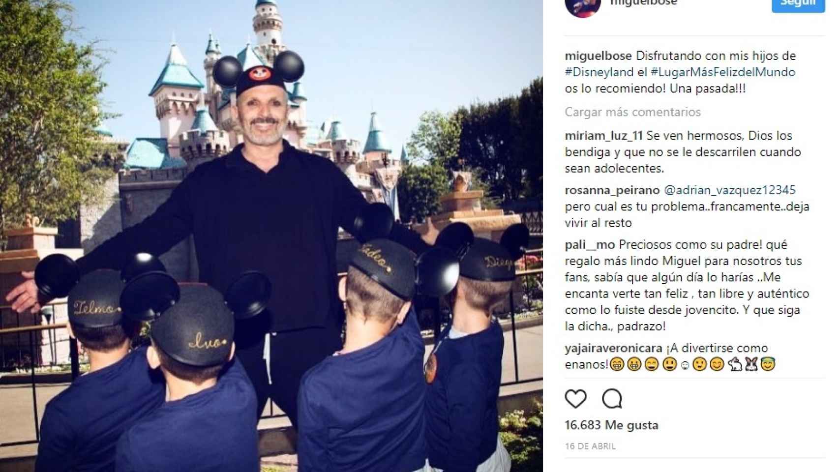 El cantante Miguel Bosé con sus hijos en Disneyland.