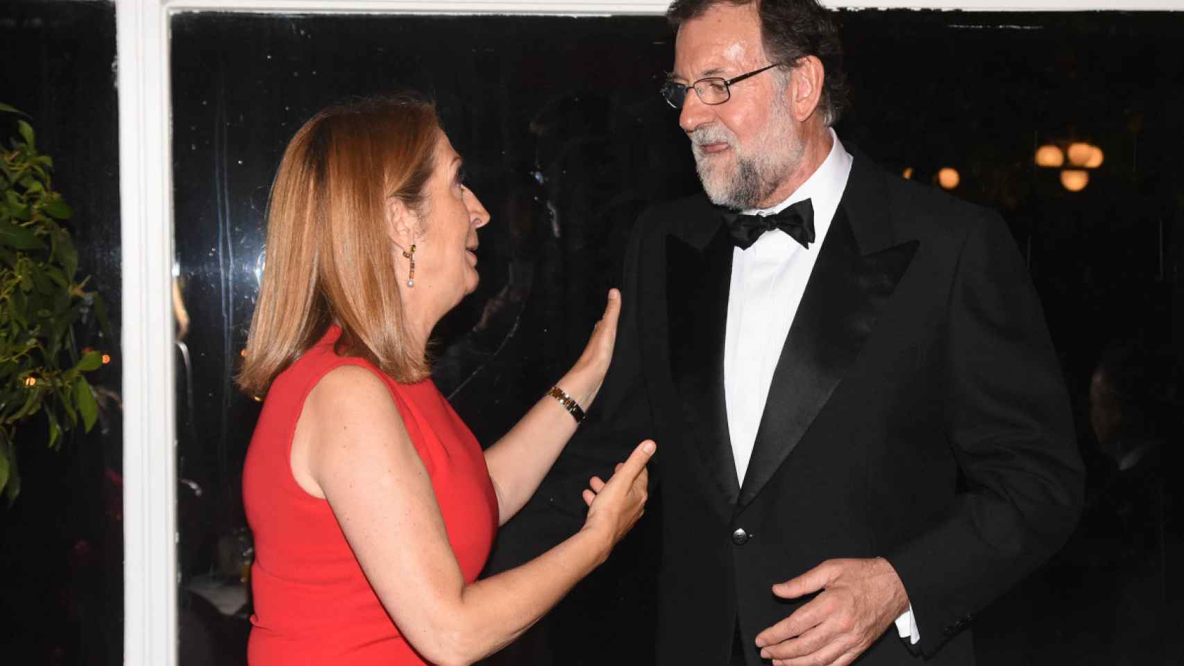 Rajoy, charlando durante la velada con Ana Pastor.