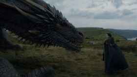Jon Nieve junto a uno de los dragones.