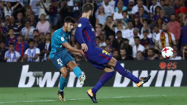 Marco Asensio dispara delante de Piqué