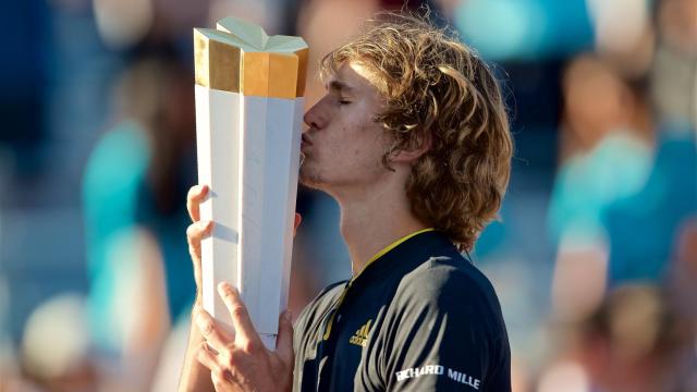 Zverev, con el título de campeón de Montreal.