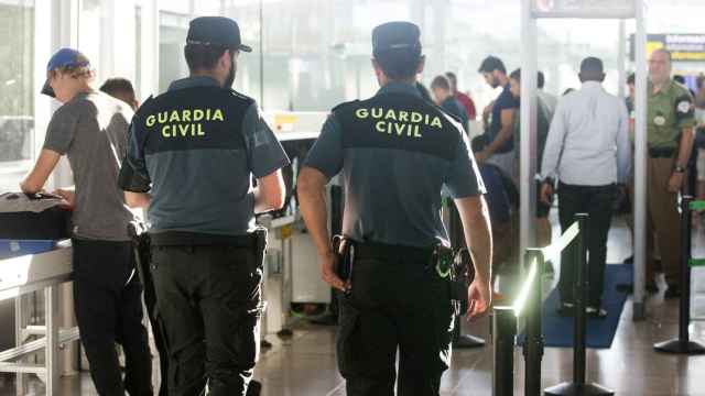 Agentes de la Guardia Civil en los controles de El Prat.