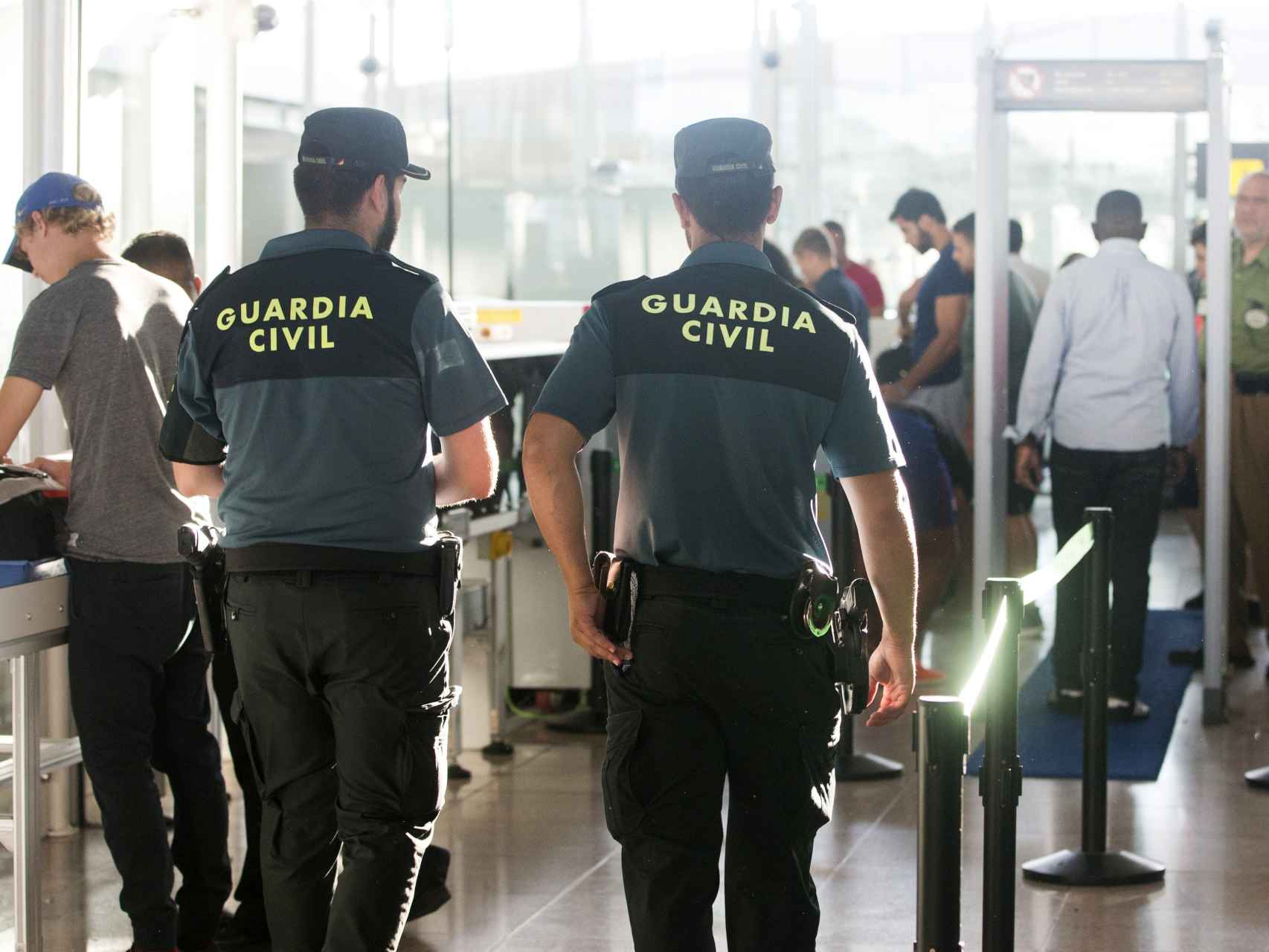 Agentes de la Guardia Civil en los controles de El Prat.