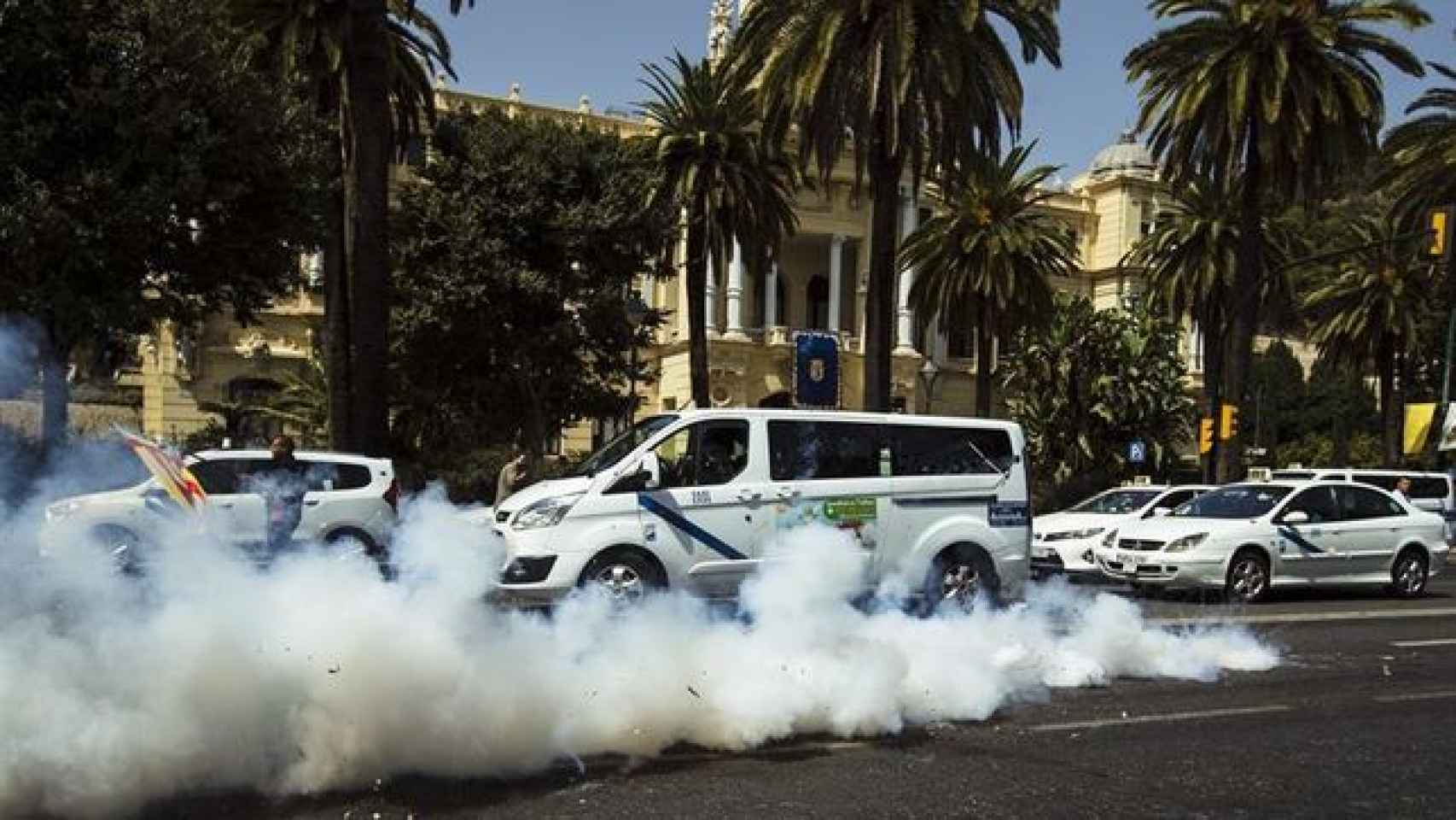 Manifestación de los taxistas por las calles de Málaga.