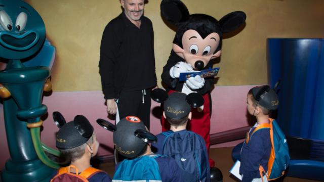 Miguel Bosé durante una visita a Disneylandia con sus hijos.