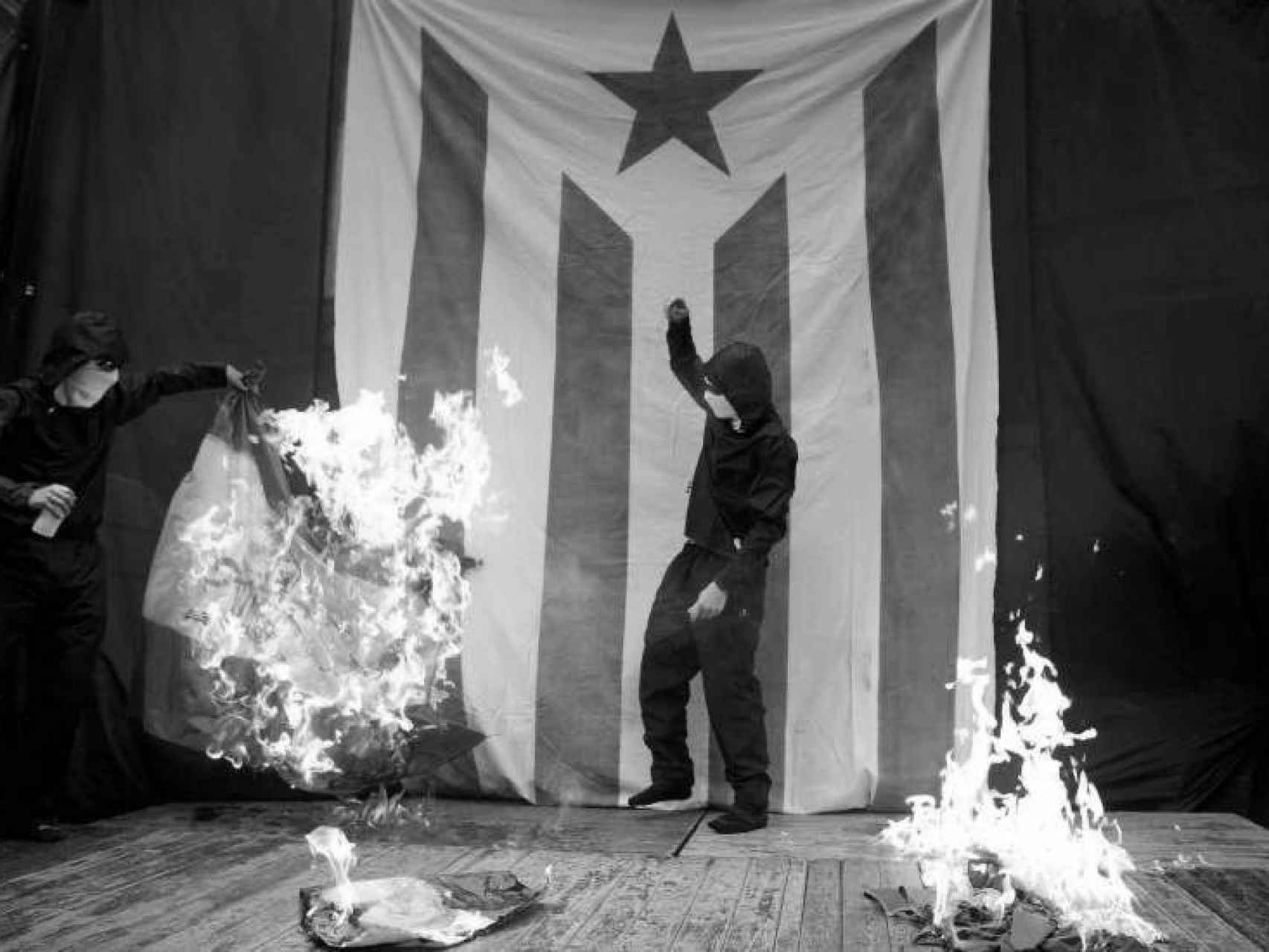 Encapuchados queman una bandera de España tras la Diada de 2011.